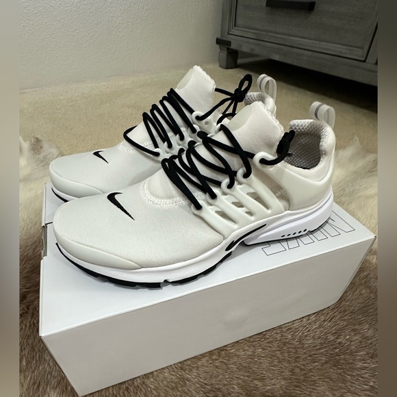 Women’s Nike Presto Shoes White with Black Swoosh - Picture 4 of 7